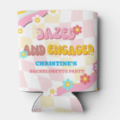 Versuft en Betrokken Bachelorette Party 70s Thema Blikjeskoeler (Achterkant)