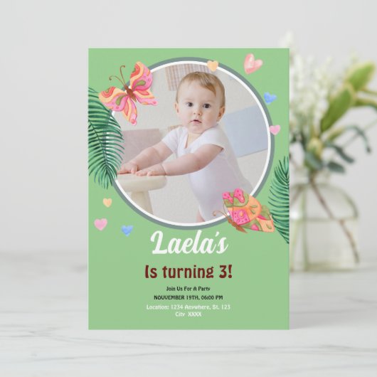 Vert 1er anniversaire Papillon Invitation avec pho (Debout devant)