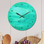 Vert moderne<br><div class="desc">Cette horloge murale colorée est décorée d'un motif vert tourbillon. Facilement personnalisable avec votre nom ou monogramme. Utilisez l'option Personnaliser supplémentaire pour modifier la taille,  le style ou la couleur du texte si vous le souhaitez.</div>