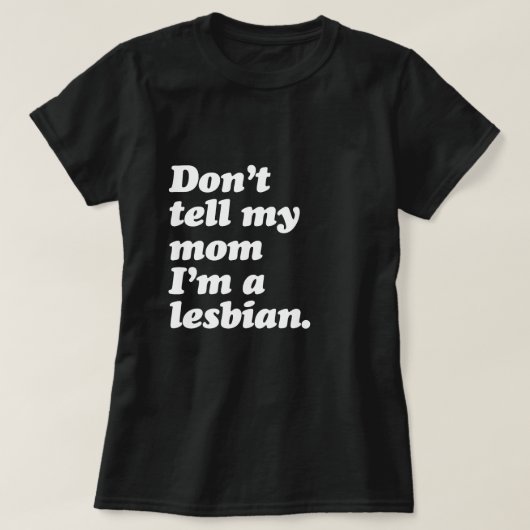 VERTEL MIJN MOM NIET DAT IK LESBIAN BEN - WITTE -. T-SHIRT (Design voorkant)
