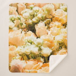 Verticaal patroon van witte rozen. sherpa deken