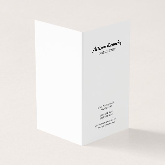 Verticaal zwart-wit borstelscript minimalistisch visitekaartjes (Buitenkant)