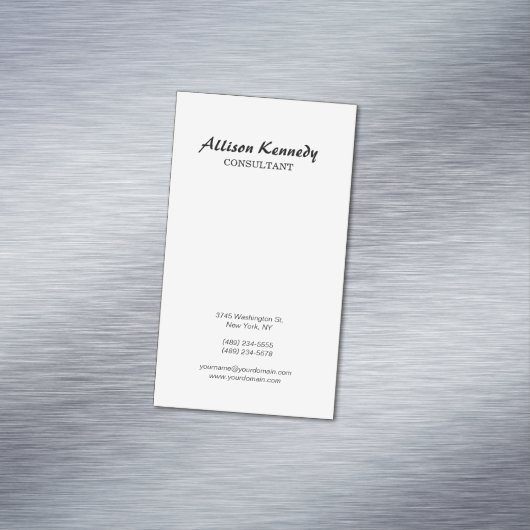 Verticaal zwart-wit penseelscript magnetisch visitekaartje (Voorbeeld)