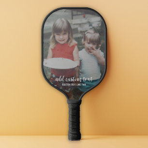 Verticale foto met aangepaste tekst modern script pickleball paddle