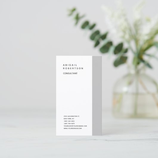 Verticale minimalistische platte moderne grijze re visitekaartje (Staand voorkant)