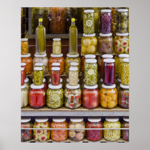 Vertoning van gepekelde groenten en fruit. poster
