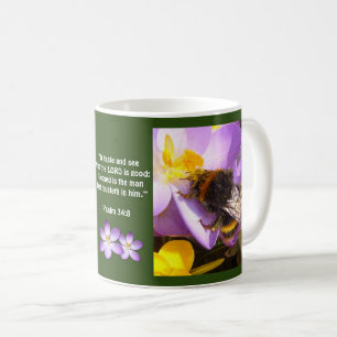 Vertrouw de Heer, Bee op Crocus Flower Koffiemok