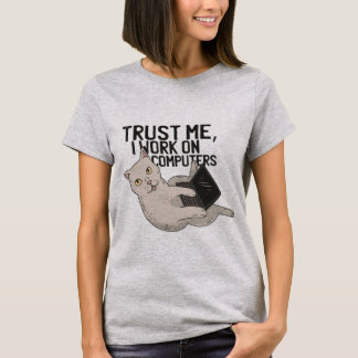 Vertrouw me dat ik aan computers werk. Cute Cat T-shirt