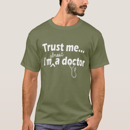 vertrouw me dat ik bijna dokter ben t-shirt (Voorkant)
