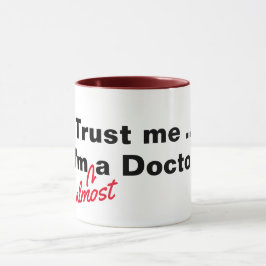 Vertrouw me dat ik bijna een dokter ben. mok