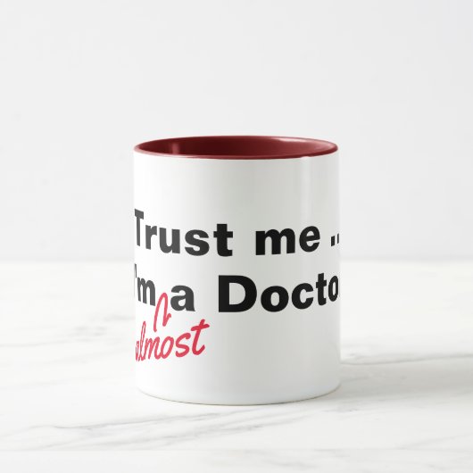 Vertrouw me dat ik bijna een dokter ben. mok (Midden)