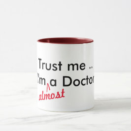 Vertrouw me dat ik bijna een dokter ben. mok