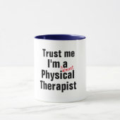 Vertrouw me dat ik bijna Fysieke Therapist Pun Fun Mok (Midden)