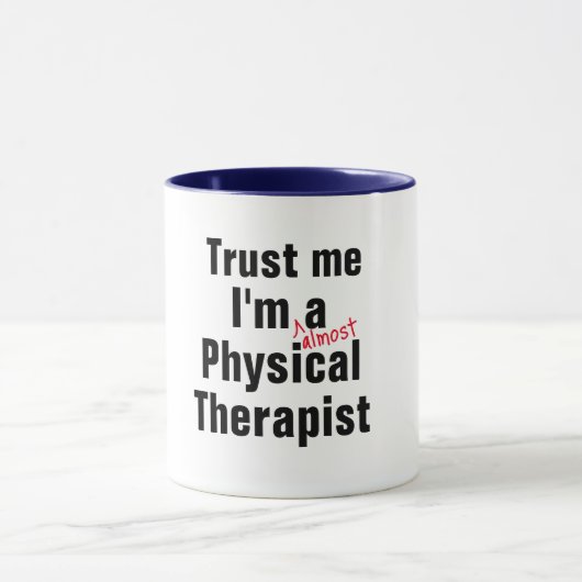 Vertrouw me dat ik bijna Fysieke Therapist Pun Fun Mok (Midden)