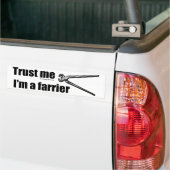 Vertrouw me dat ik een farrier ben. bumpersticker (Op Truck)