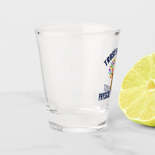 Vertrouw me dat ik een fysiotherapeut ben shot glas (Links)