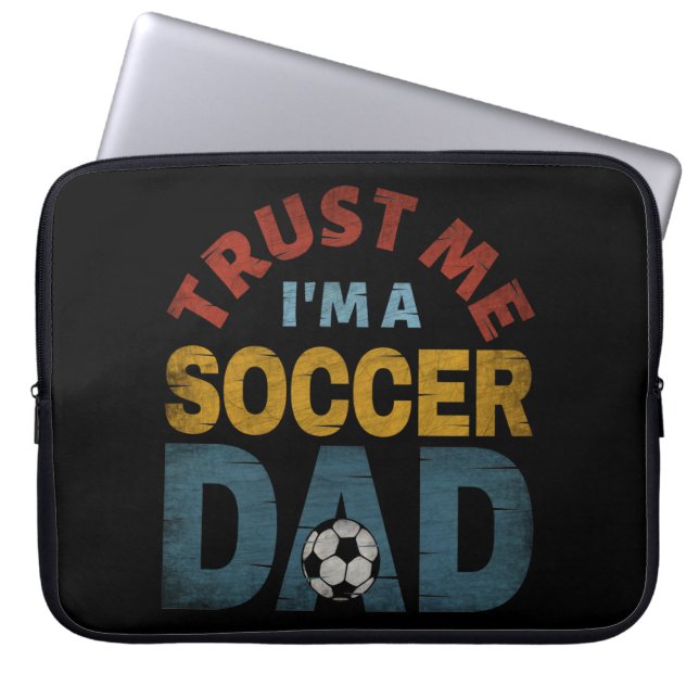 VERTROUW ME DAT IK EEN SOCCER DAD BEN LAPTOP SLEEVE (Voorkant)