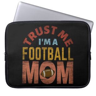 VERTROUW ME IK BEN EEN VOETBALMOEDER LAPTOP SLEEVE