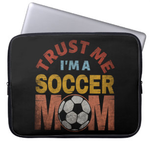 VERTROUW ME IK BEN EEN VOETBALMOEDER LAPTOP SLEEVE