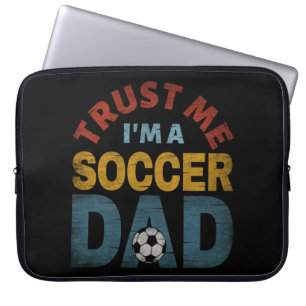 VERTROUW ME IK BEN EEN VOETBALPAPA LAPTOP SLEEVE