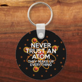 VERTROUW NOOIT EEN ATOM SLEUTELHANGER (Voorkant)