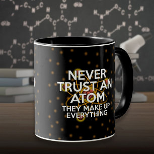VERTROUW NOOIT EEN ATOMOM Fun Wetenschapsquote Mok