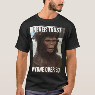 Vertrouw nooit iemand boven de 30 zegt Lucias T-shirt