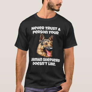 Vertrouw nooit iemand op je Duitse herder. T-shirt