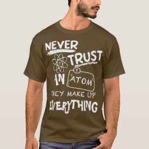 Vertrouw nooit op een atom die alles verzint, Wete T-shirt