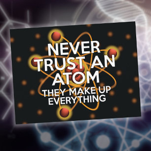 VERTROUW NOOIT OP EEN ATOM Funny Science Quote Briefkaart