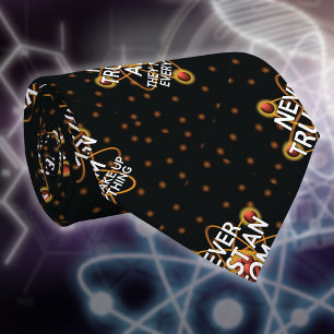 VERTROUW NOOIT OP EEN ATOM Funny Science Quote Stropdas