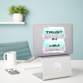 Vertrouw op Hem Psalm Sticker (Laptop op bureau)