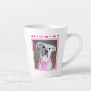Vertrouwelijke hond met zielend oog 40 roze latte mok