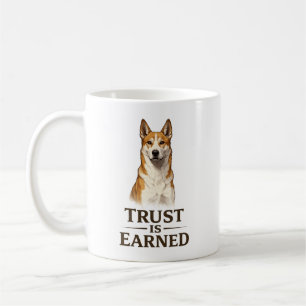 Vertrouwen moet verdiend worden Canaan hond zwart Koffiemok