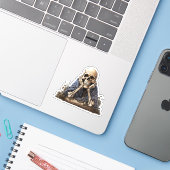 Verveeld skelet zitten in bos koel skelet sticker (Laptop met iPhone)