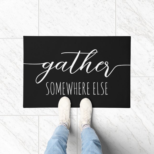 Verzamel ergens anders zwarte introvert. deurmat (Binnen)