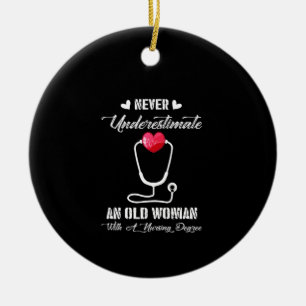 Verzekeringscadeau   Oude vrouw nooit onderschatte Keramisch Ornament