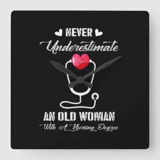 Verzekeringscadeau | Oude vrouw nooit onderschatte Vierkante Klok