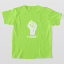 Verzet met vuist - in wit T-shirt