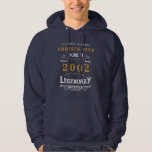 Veste À Capuche 21st Birthday 2002 Ajouter Nom Légende Blue Gold<br><div class="desc">Ajoutez votre nom sweat - shirt à capuche d'anniversaire. Facile à faire avec le modèle fourni. Un magnifique plateau d'anniversaire bleu personnalisé. Plus de cadeaux et de fournitures de fête disponibles avec le design "légendaire" dans le magasin.</div>