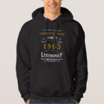 Veste À Capuche 60th Birthday 1963 Ajouter Nom Black Gold Legendar<br><div class="desc">Ajoutez votre nom sweat - shirt à capuche d'anniversaire. Facile à faire avec le modèle fourni. Une magnifique table d'anniversaire noire personnalisée. Plus de cadeaux et de fournitures de fête disponibles avec le design "légendaire" dans le magasin.</div>