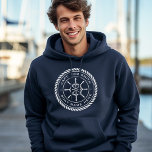 Veste À Capuche Capitaine nom de bateau cadre de corde roue du nav<br><div class="desc">Chemise sweat - shirt à capuche bleu marine avec un élégant emblème de roue et de corde de bateau blanc avec le nom et le nom de votre capitaine sur mesure.</div>