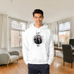 Veste À Capuche Homme mythe légende photo nom<br><div class="desc">Célébrez sa journée spéciale avec style avec ce t-shirt personnalisé ! Avec un fond blanc classique et un texte gras qui dit : "L'Homme, Le Mythe, La Légende". Personnalisez le design en ajoutant son nom et une photo préférée pour le rendre vraiment unique. Ce t-shirt est le cadeau idéal pour...</div>