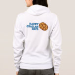 Veste À Capuche Joyeux Jours de Challah Hanoukka Chanukah Holiday<br><div class="desc">Le sweat - shirt à capuche présente une illustration originale d'une miche de pain d'allah tressé, avec HAPPY CHALLAH DAYS dans une police bleue amusante. Idéal pour les cadeaux Hanoukka ! Cette illustration est également disponible sur d'autres produits. Ne vois-tu pas ce que tu cherches ? Vous avez besoin d'aide...</div>