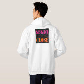 VESTE À CAPUCHE OUVRIR FERMER SUR NOIR (Dos entier)