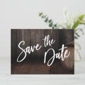 Vet Casual Typografie boven bruine houten schacht Save The Date (Staand voorkant)