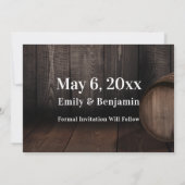Vet Casual Typografie boven bruine houten schacht Save The Date (Achterkant)
