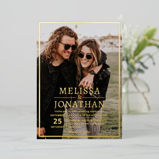 Vet Elegant Goud Rand Script Foto Bruiloft Echt Folie Uitnodiging (Staand Voorkant)