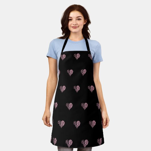 Vet Roze en Zwart Filigraan Hart Design Schort (Gedragen)