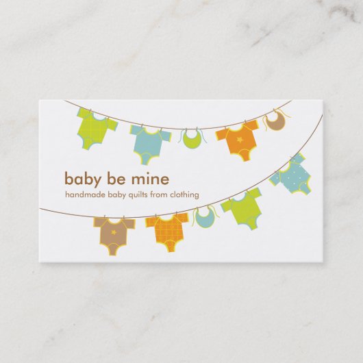 Vêtements de bébé sur un carte de visite de corde (Devant)